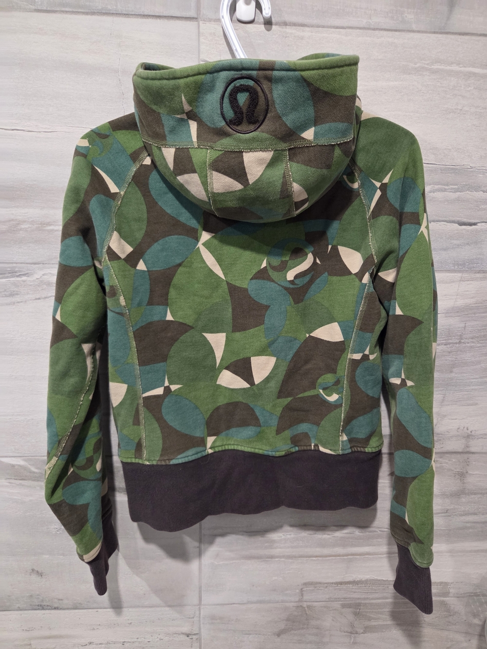 Rare lululemon Scuba Hoodie Green Camo Size 8 - Picture 3 of 9